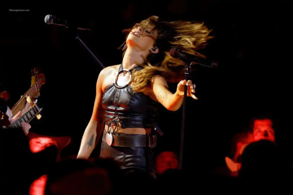 Ella Langley on stage - Dandelion Tour