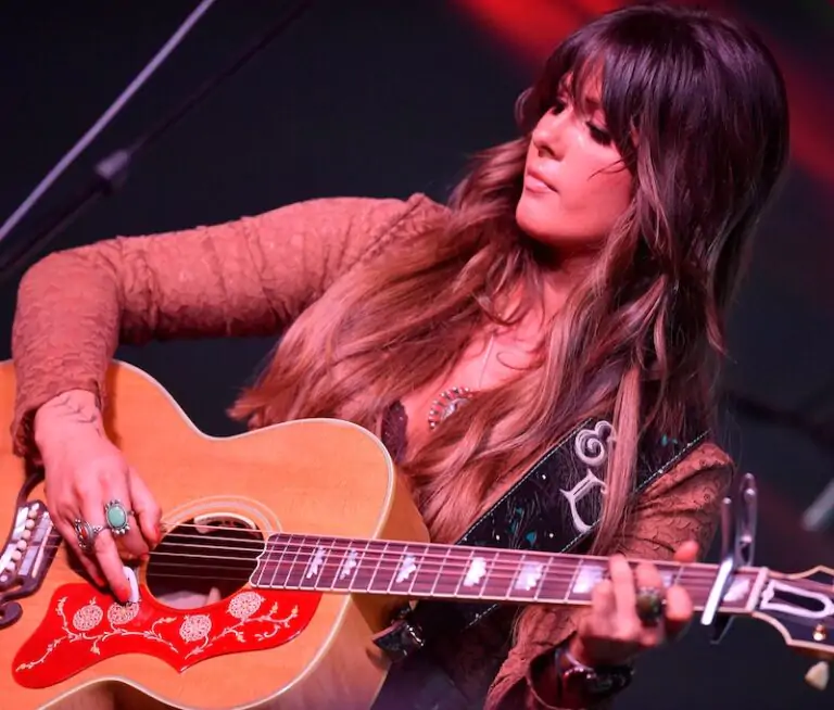 Ella Langley performing at Thompson-Boling Arena in Knoxville during the Dandelion Tour